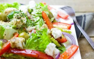 Quinoa-Salat mit geröstetem Gemüse und Feta