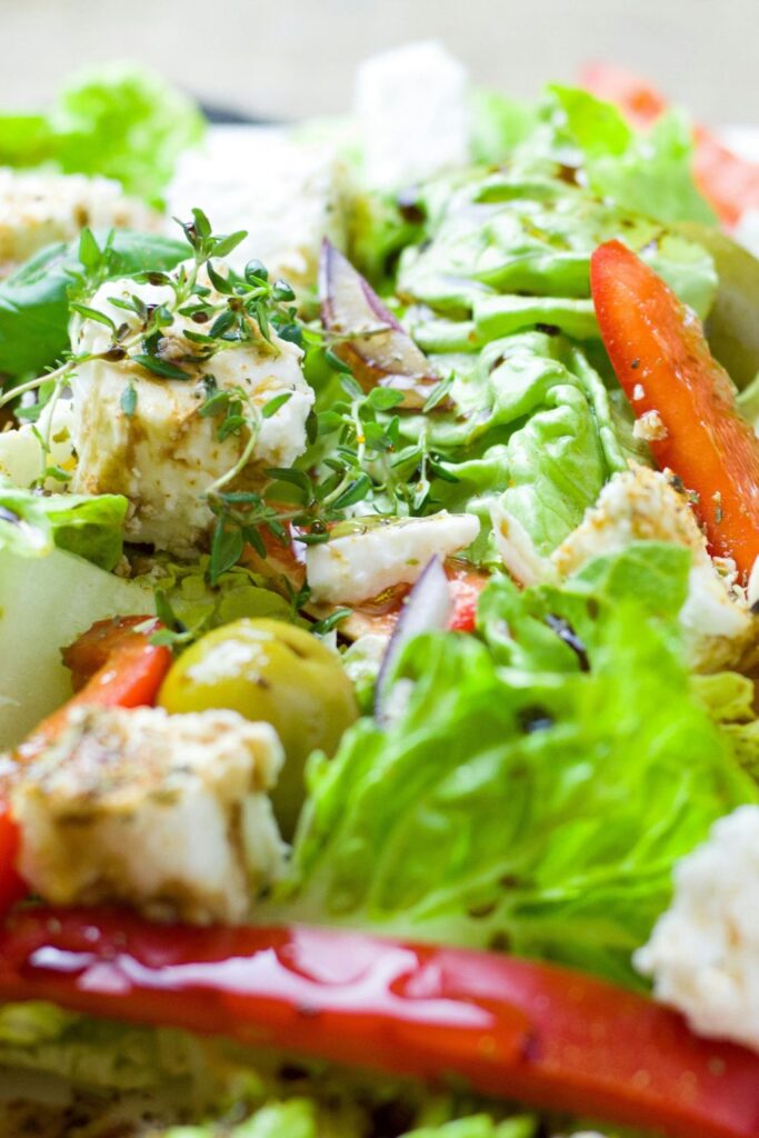 Quinoa Salat mit geröstetem Gemüse und Feta Rezept